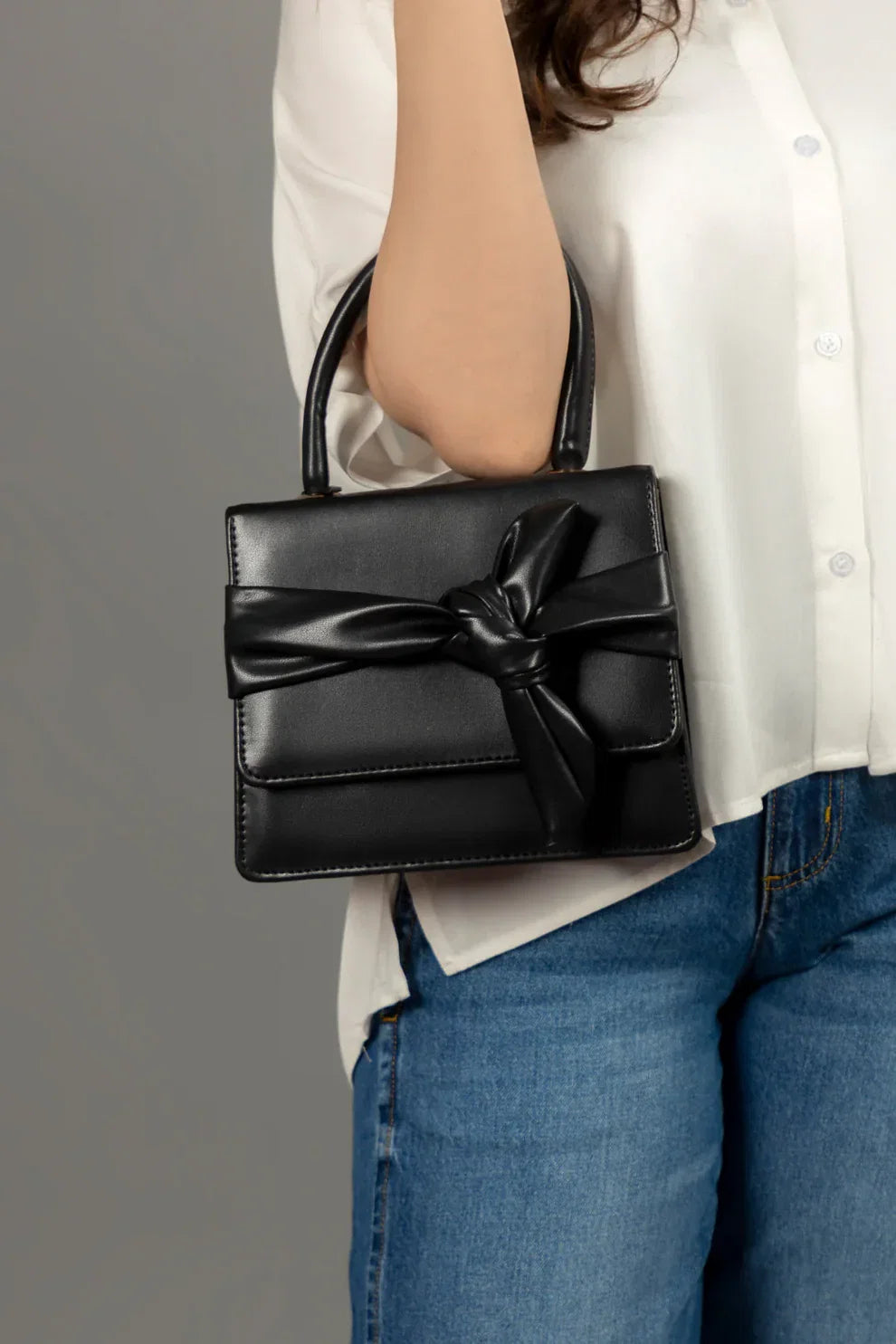 avenza-official-butterfly-crossbody-bag-black-color