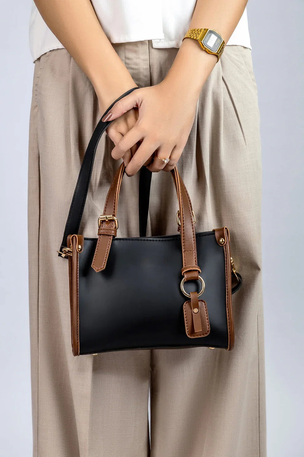avenza-official-corsica-crossbody-bag-black-color