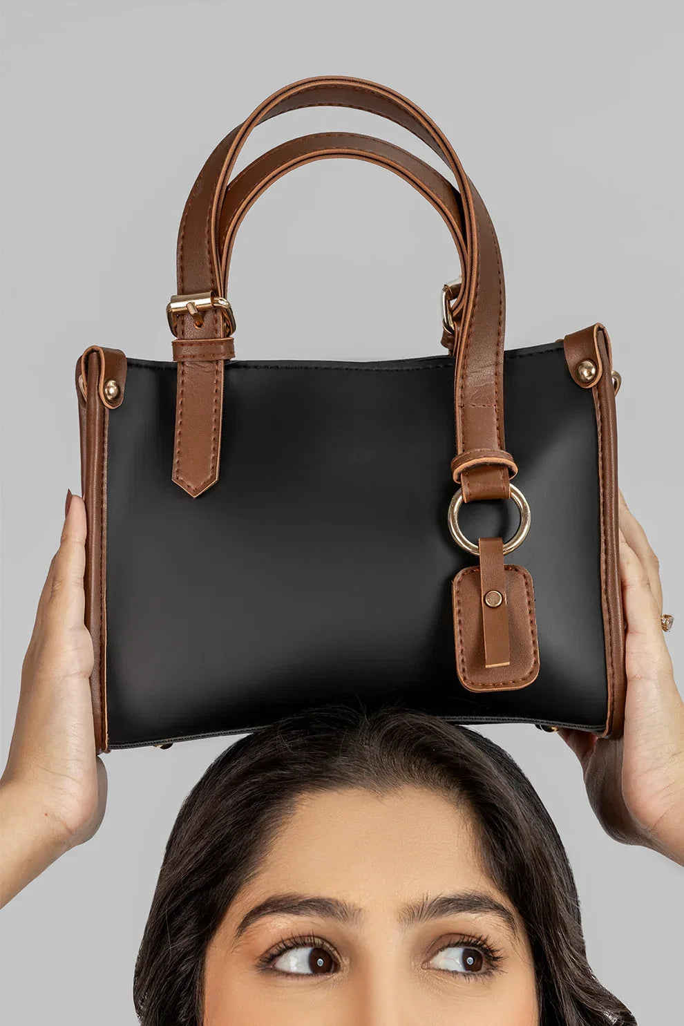 avenza-official-corsica-crossbody-bag-black-color