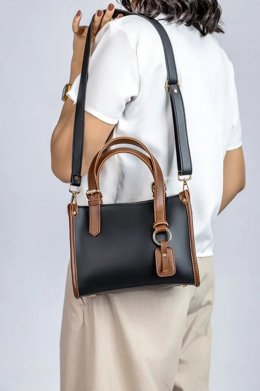 avenza-official-corsica-crossbody-bag-black-color