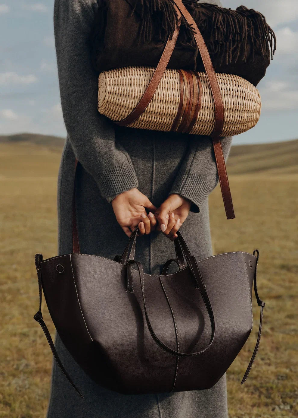 avenza-official-eloura-signature-tote-bag-with-pouch..