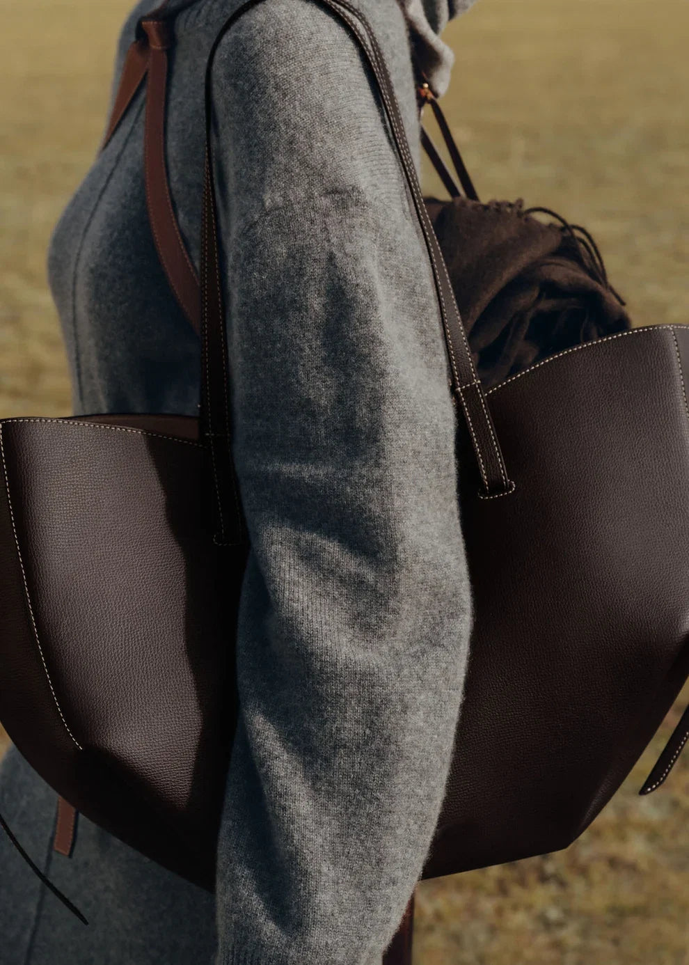 avenza-official-eloura-spacious-daily-tote-dark-brown.