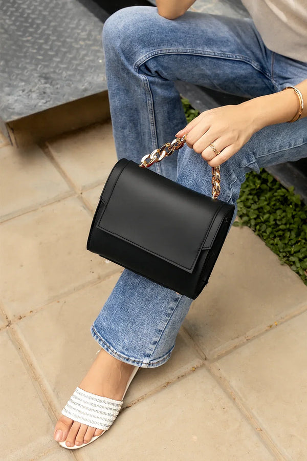 avenza-official-goldchain-crossbody-bag-black-color