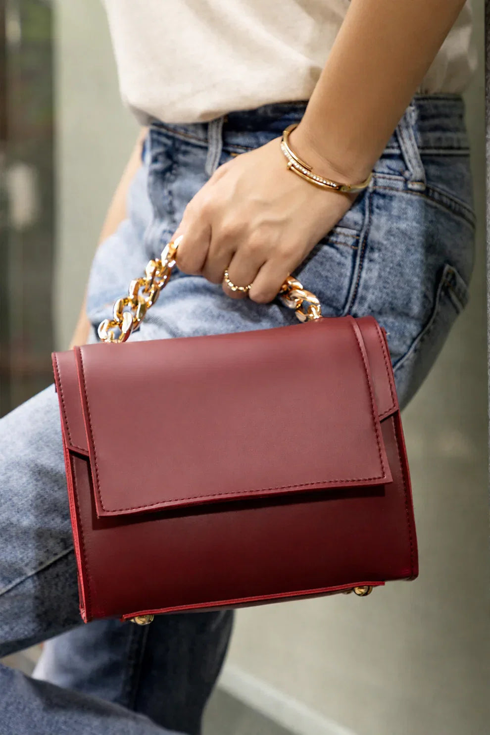 avenza-official-goldchain-crossbody-bag-maroon-color