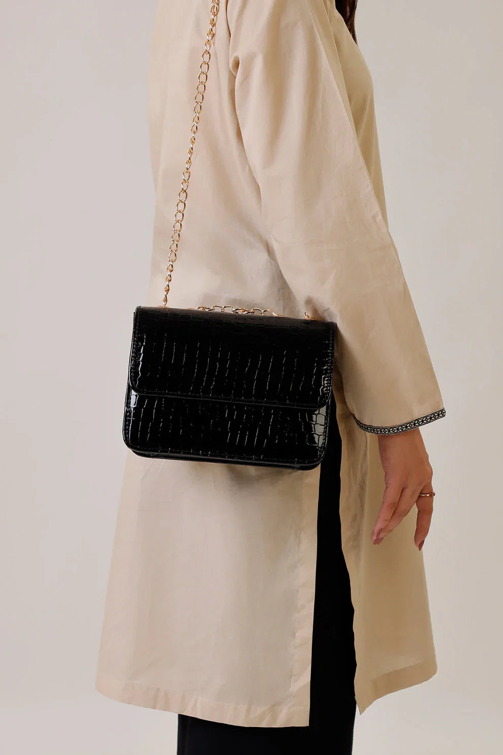 avenza-official-happy-ending-crossbody-bag-black-color1