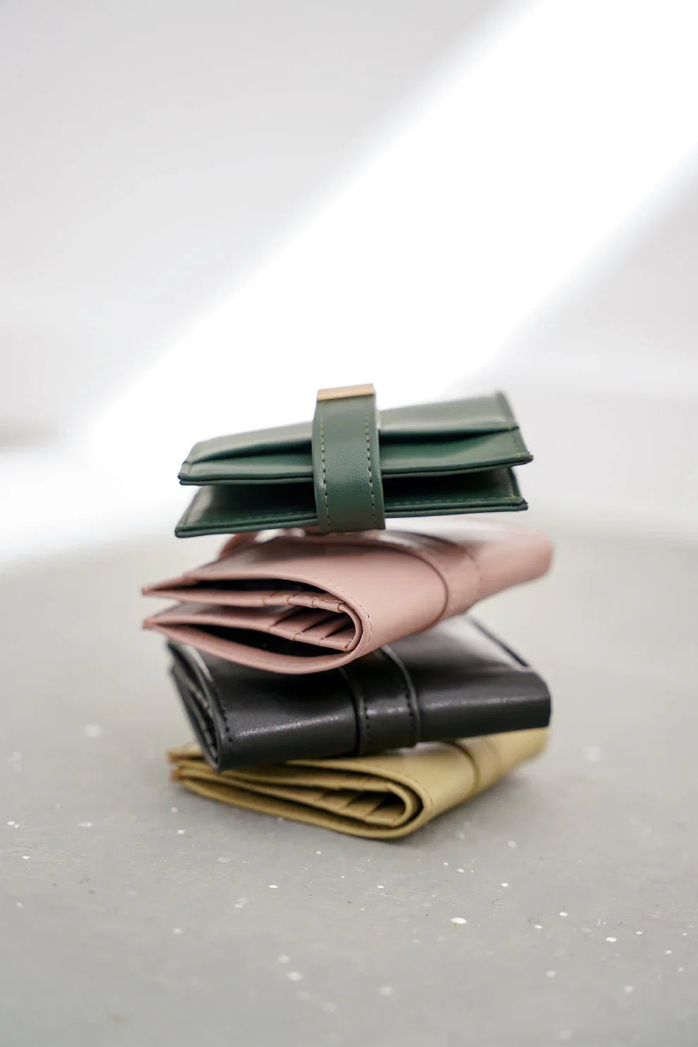 avenza-official-mini-leather-wallet-black-color