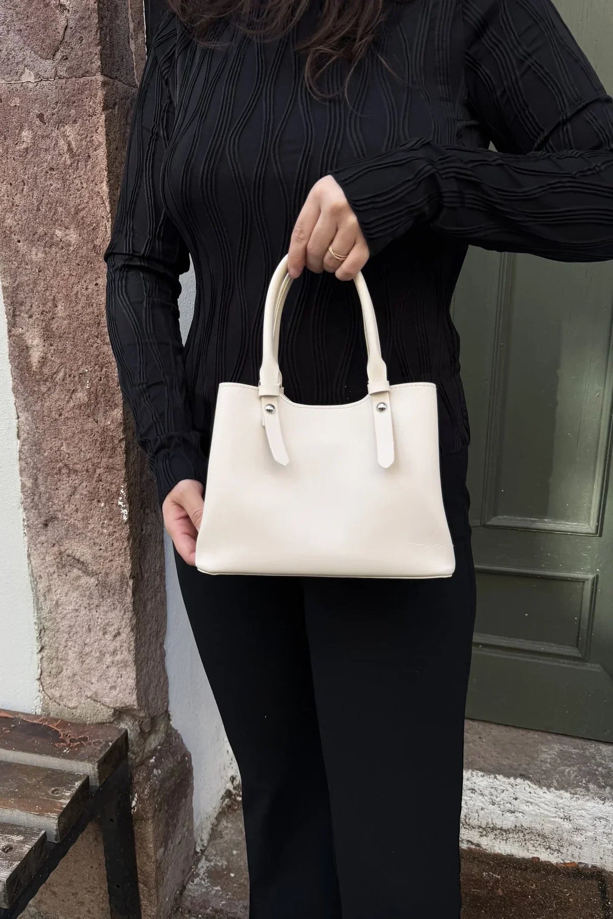 avenza-official-shay-crossbody-bag-beige-color