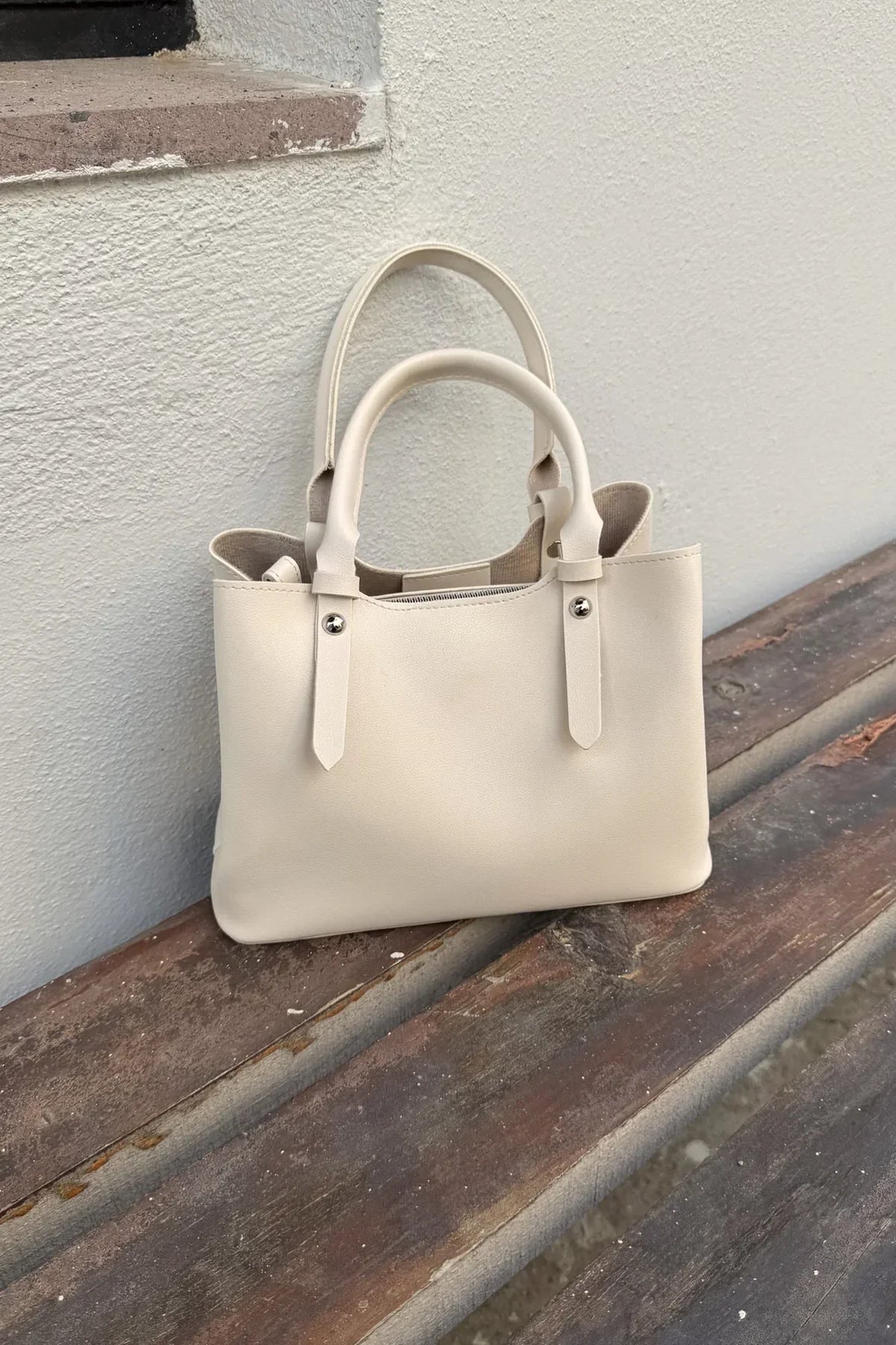 avenza-official-shay-crossbody-bag-beige-color