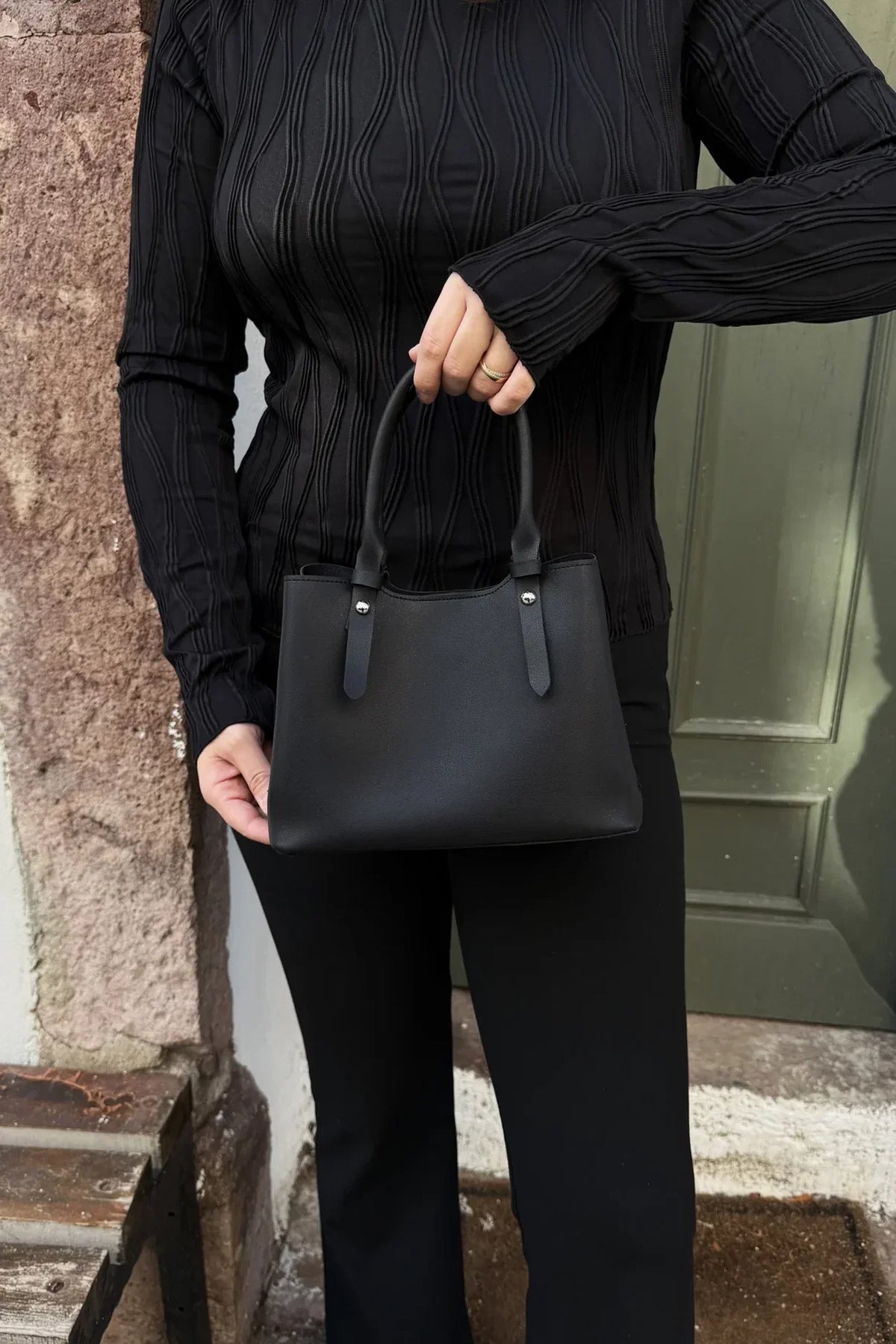 avenza-official-shay-crossbody-bag-black-color