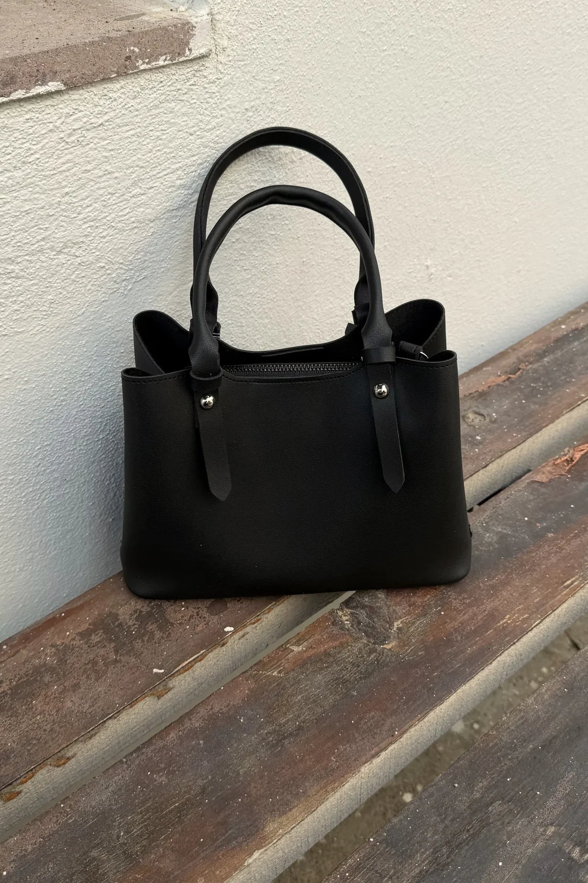 avenza-official-shay-crossbody-bag-black-color