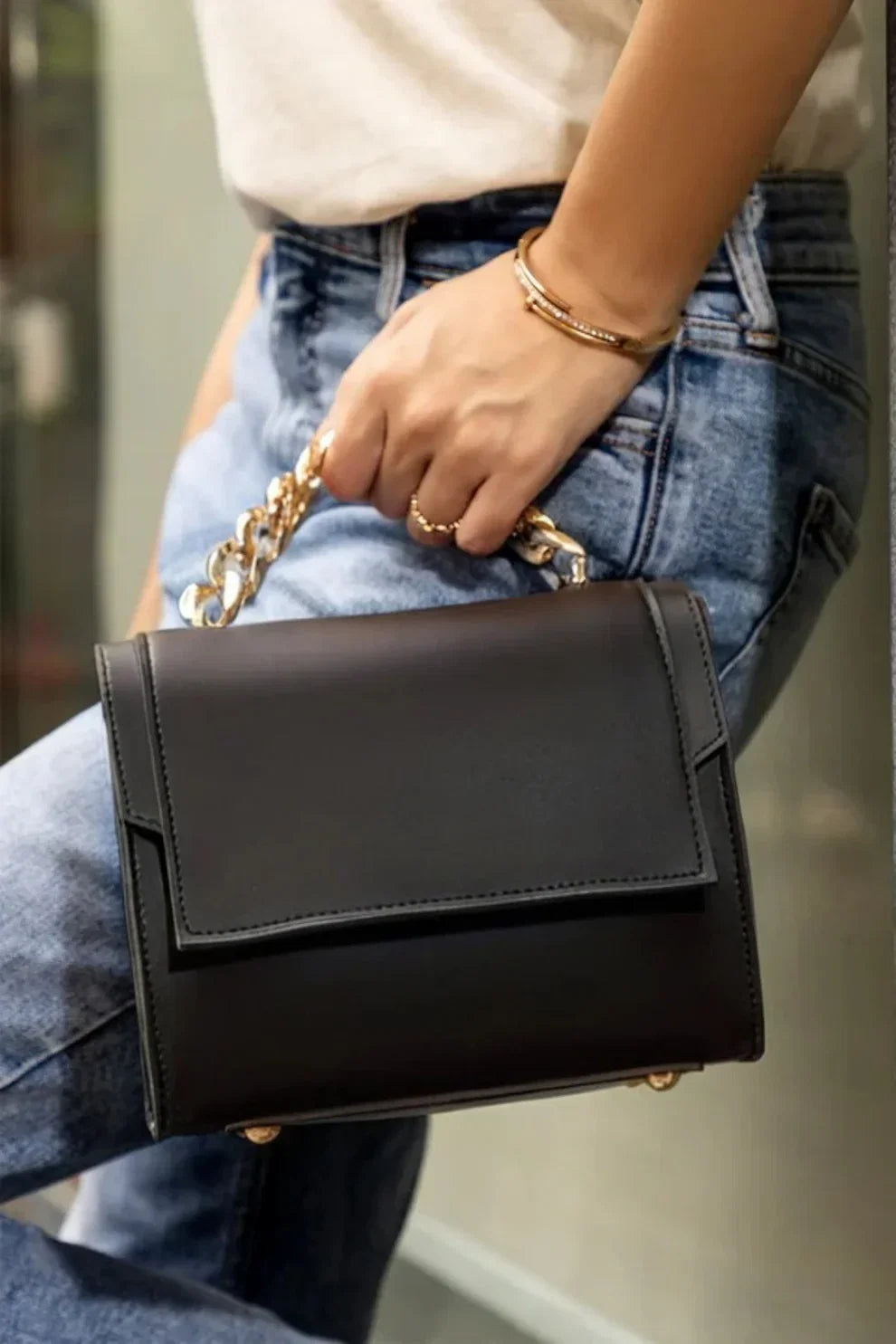 chic-womens-shortchain-crossbody-handbag-black-color-avenza