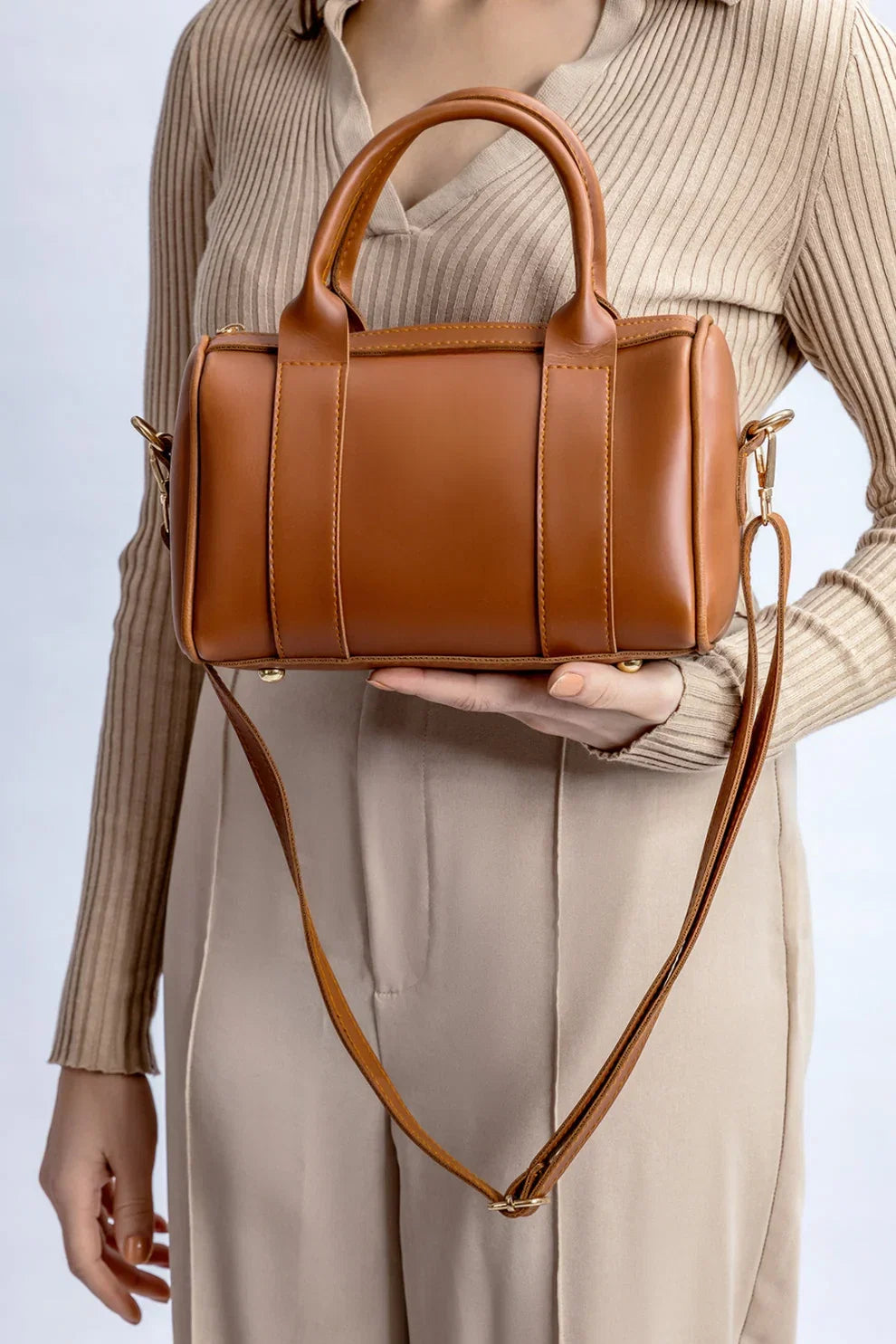 chic-womens-weest-crossbody-handbag-brown-color-avenza