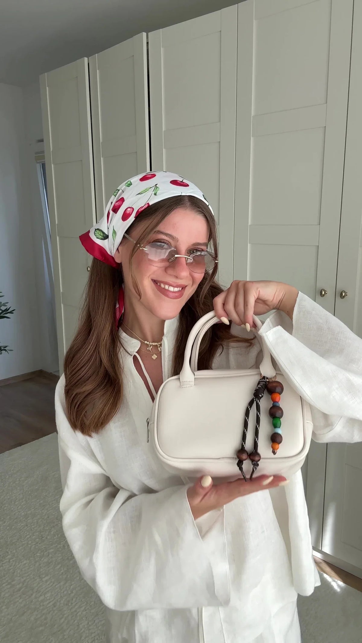chic-womens-woodpearls-leather-crossbody-handbag-beige-color-avenza