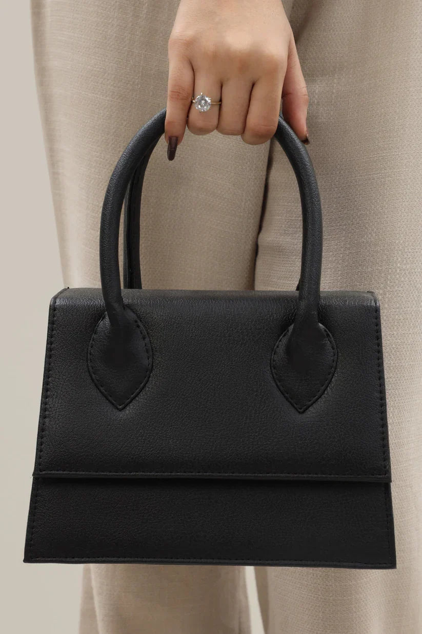 elegant-doub-crossbody-handbag-black-color-avenza-pakistan